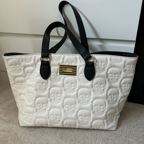 Betsey Johnson skull purse - Picture 1 of 3